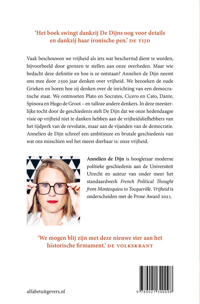 Une femme avec des lunettes regarde sérieusement la caméra. Texte : Anneliën de Dijn, 'Le livre swingue grâce à l'œil de De Dijn pour les détails et grâce à sa plume ironique.' DE TIJD.