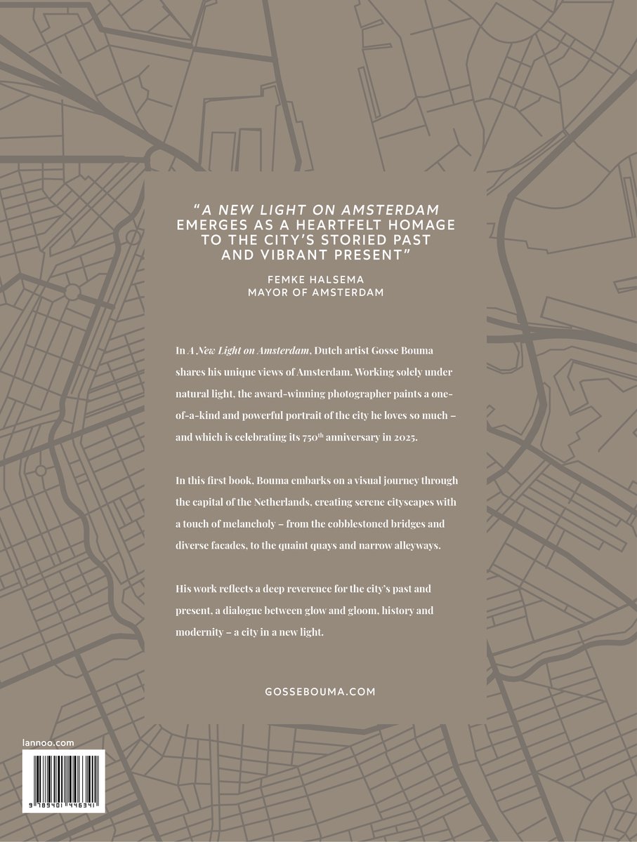 Boekomslag met kaartmotief in bruintinten. Bevat tekst over Gosse Bouma's boek 'A New Light on Amsterdam'.