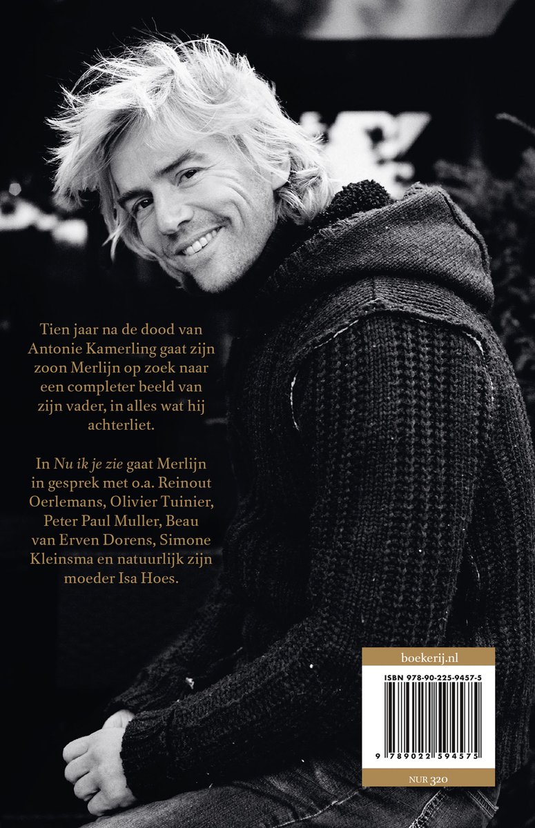 Man met warrig blond haar, glimlachend, draagt een gebreide trui. Tekst achterop het boek.