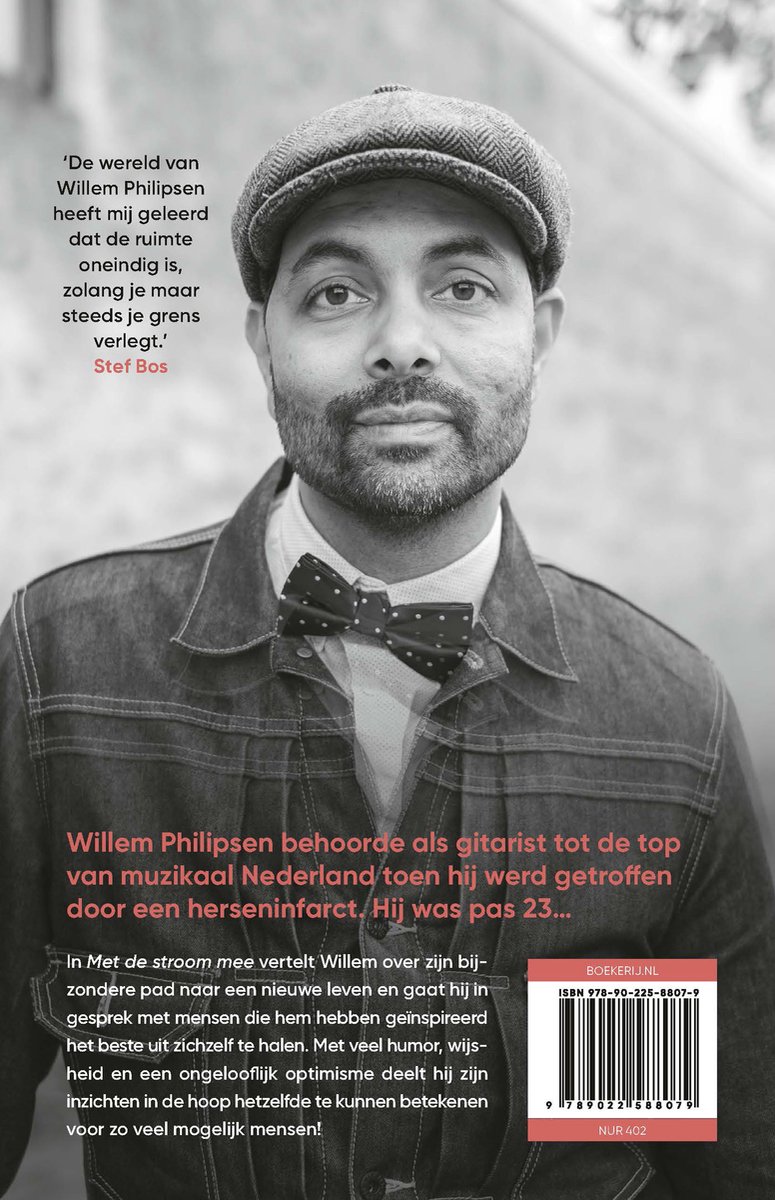 Close-up van een man met een pet en een denim jack. Een tekst in het rood zegt 'Willem Philipsen MET DE STROOM MEE'.