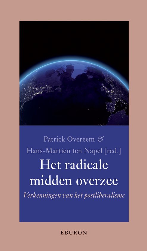 Een boek met een foto van de aarde van bovenaf. De titel is 'Het radicale midden overzee'.