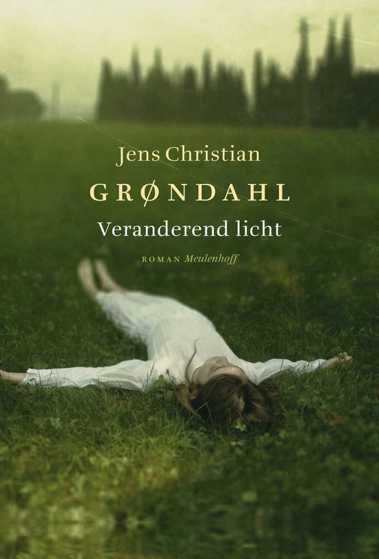 Een meisje in een wit gewaad ligt op de rug in het gras. Titel: Veranderend licht.