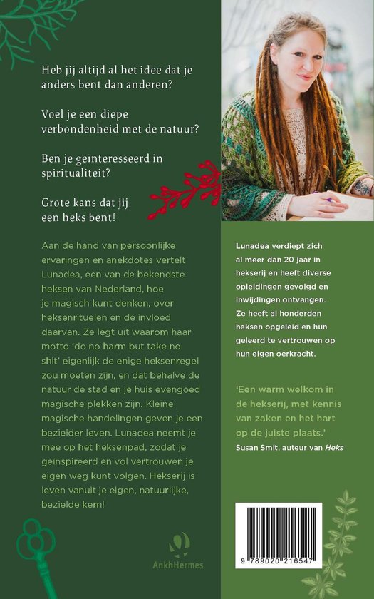Een vrouw met lange dreadlocks en een geborduurde shawl, lachend in een zonnige omgeving.