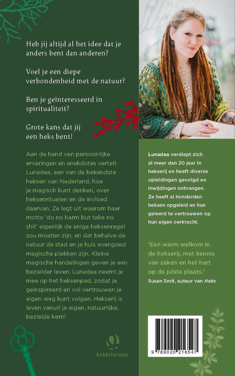 Een vrouw met lange dreadlocks en een geborduurde shawl, lachend in een zonnige omgeving.