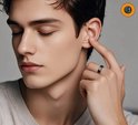 Close-up van een man met een zwarte ring met een gebogen lijn op zijn vinger.