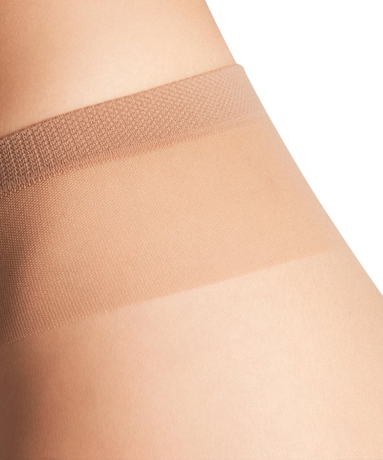 Detail van een transparante panty met verstevigde tailleband.