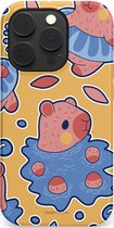 Telefoonhoes met gele achtergrond en een patroon van een schattige roze capibara in een blauw badje met rode bubbels.