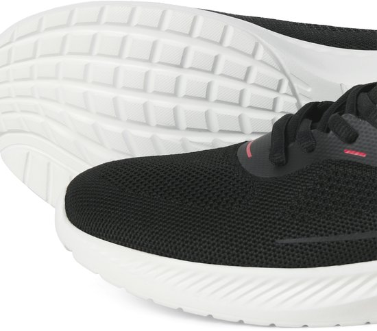 Zwarte sneaker met witte zool. De zool heeft een noppenprofiel.