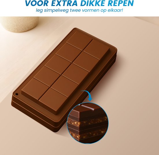 Bruine siliconen chocoladevorm met 10 vakjes, toont hoe twee vormen stapelen voor dikkere repen.