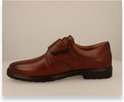 Cognac leren schoen met een gesegmenteerde klittenbandsluiting, gestikte details en leren voering.