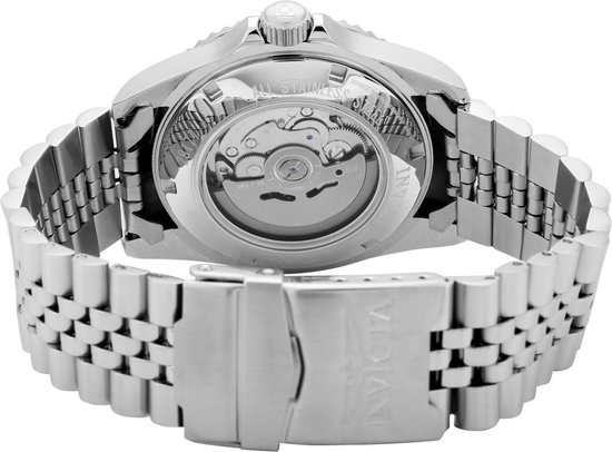 Achterkant van een zilverkleurig horloge met open achterdeksel, zilverkleurige band en gesp met Invicta logo.