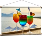 Textielposter - Kleurrijke Cocktails met Uitzicht op Zee - 90x60 cm Foto op Textiel