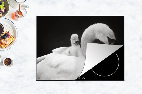 KitchenYeah® Inductie beschermer 77x59 cm - Dierenprofiel zwaan met jong in zwart-wit - Kookplaataccessoires - Afdekplaat voor kookplaat - Inductiebeschermer - Inductiemat - Inductieplaat mat