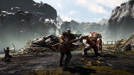 Kratos en Atreus vechten tegen een monster met een vuurwapen in een rotsachtige omgeving met watervallen.
