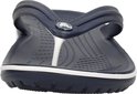 Donkerblauwe Crocs flipflop met witte strepen op de zoolrand. De bandjes zijn donkerblauw met een witte tussenruimte.