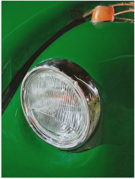 Poster (Mat) - Close-up van Ouderwetse Koplamp op Groenkleurige Auto - 30x40 cm Foto op Posterpapier met een Matte look