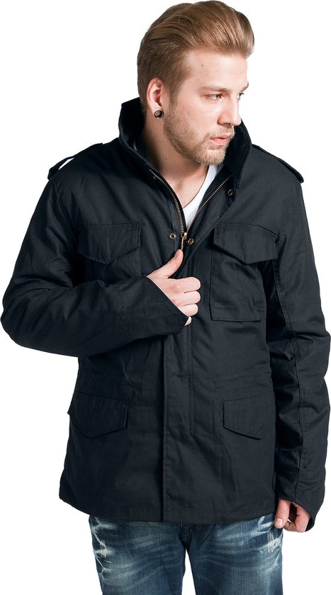 Zwarte herenjas met hoge kraag, ritssluiting en vier klepzakken. Model met lichte huidskleur.