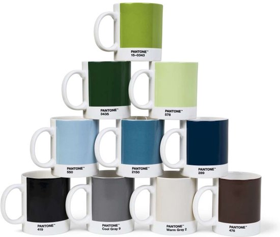 Stapel van twaalf Pantone mokken in diverse kleuren: groen, donkergroen, lichtgroen, blauw, donkerblauw, zwart, grijs, beige en bruin.