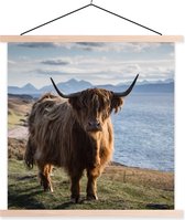 Posterhanger incl. Poster 40x40 cm - Schoolplaat - Schotse Hooglander - Bergen - Zee - Textielposter - Blanke latten