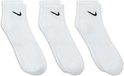 Drie paar witte Nike enkelsokken met zwart Nike logo.