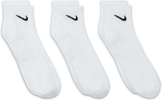 Drie paar witte Nike enkelsokken met zwart Nike logo.