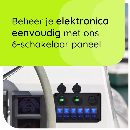 Een boot stuurwiel en dashboard met het zwarte schakelpaneel erop gemonteerd.