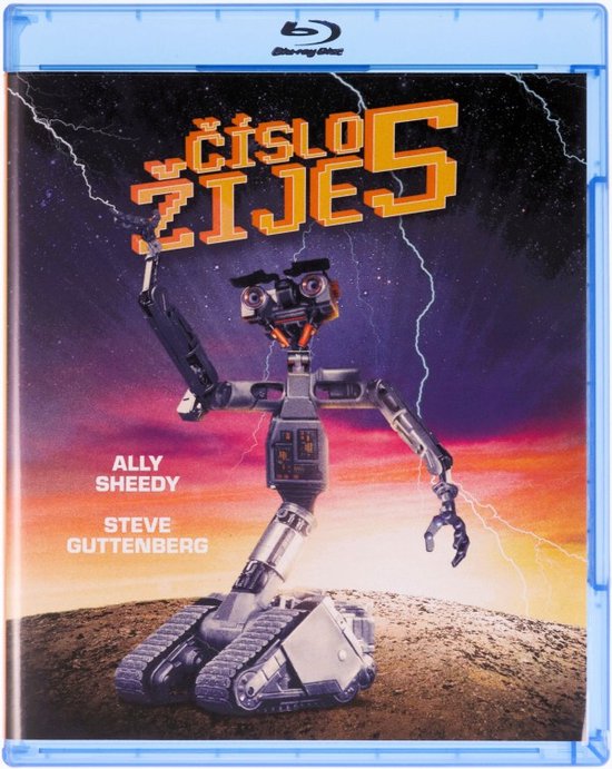 Voorkant van de Blu-ray hoes van Short Circuit. "Číslo žije" in gele letters. Robot met rupsbanden op rotsachtig terrein.