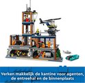 LEGO City Politiegevangeniseiland met gevangenistoren, helikopter en bootjes. Tekst: Verken makkelijk de kantine voor agenten, de entreehal en de binnenplaats.
