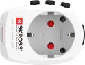 Witte SKROSS reisadapter met 'K SKROSS ADAPT TO THE WORLD' logo en '6.3A - Max. 1575W - 250V' tekst.