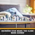 Een kind speelt met LEGO Star Wars figuren: 3 witte Clone Troopers, 1 rode Clone Trooper, 3 zandkleurige en 4 grijze Battle Droids, een spinachtige mech en een speeder bike.
