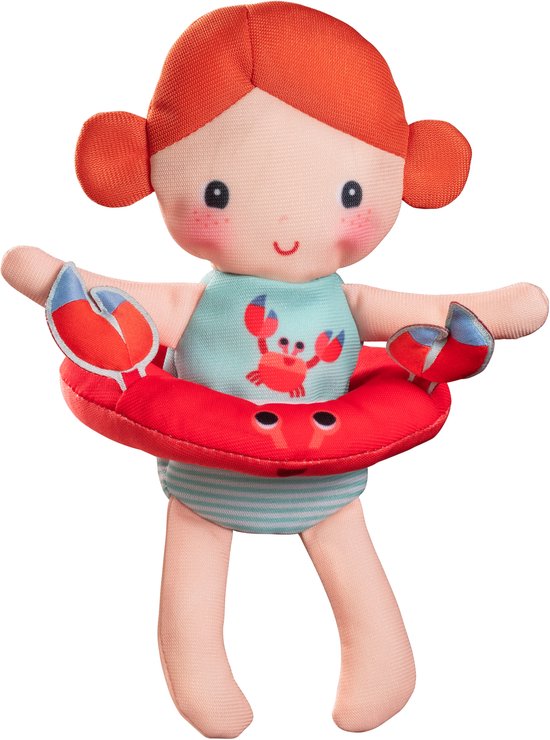 Zacht popje met rood krab-zwembandje en turquoise gestreepte zwembroek.