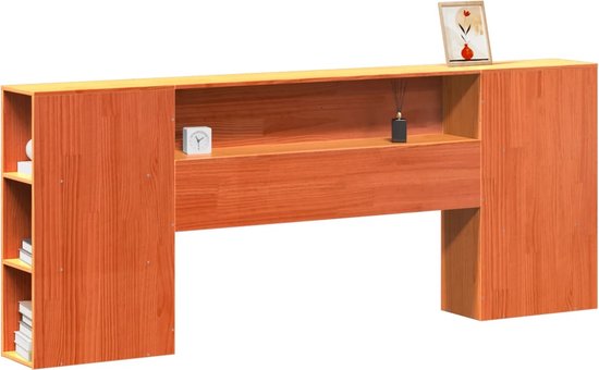 Tête de lit marron cérusé avec étagères ouvertes, une horloge décorative et une bouteille.
