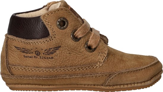 Bruine suède babyschoen met veters, merklogo en vleugeldetail met serienummer.