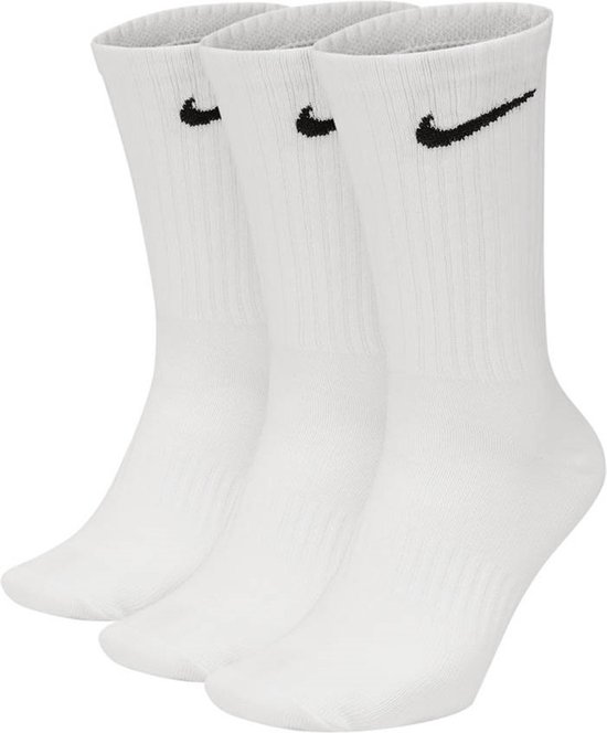 Drie witte Nike sportsokken met zwarte logo's.