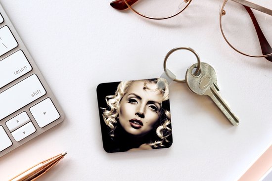 Porte-clés - Distribution de cadeaux - Femme - Vintage - Rouge à lèvres - Blonde - Boucles - Plastique