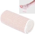Opgerolde beige en witte elastische bandage, met inset van een bandage rond een enkel.