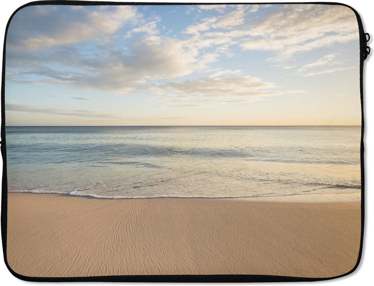 Laptophoes 17 inch - Strand - Water - Wolken - Laptop sleeve - Binnenmaat 41x28 cm - Zwarte achterkant