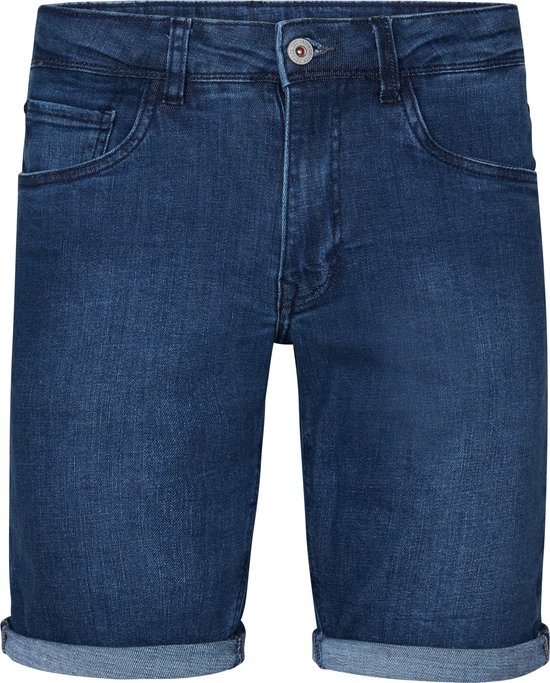 Short en jean bleu avec ourlets retroussés et quatre poches.