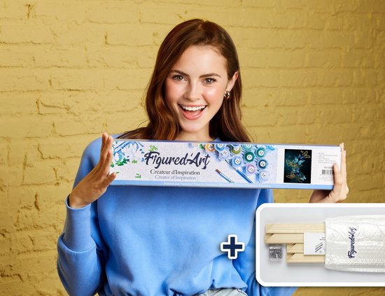 Vrolijke vrouw met een verpakt schilder op nummer kit met gouden en blauwe vlinders.