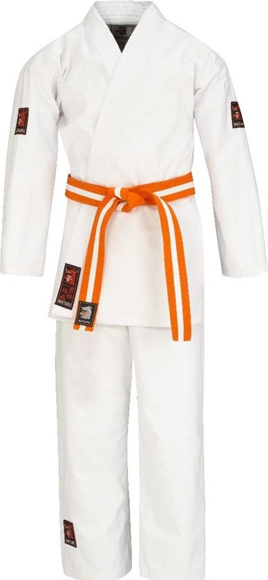 Gi de karaté blanc avec ceinture orange, logos Matsuru sur les manches et les jambes du pantalon.