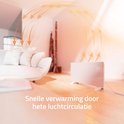 Animatie van hete luchtcirculatie rond een witte glazen convectorverwarming in een woonkamer, "Snelle verwarming door hete luchtcirculatie".