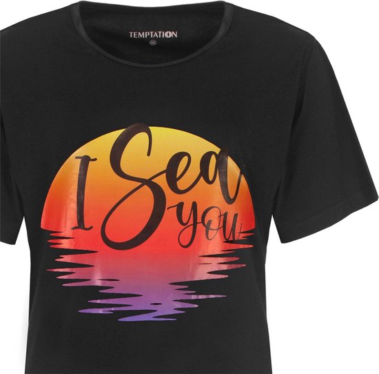 Zwart T-shirt met opdruk van een zonsondergang boven water met de tekst 'I Sea you'.