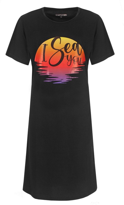 Chemise de nuit noire à manches courtes avec inscription "I Sea You" sur un coucher de soleil orange, jaune et violet.