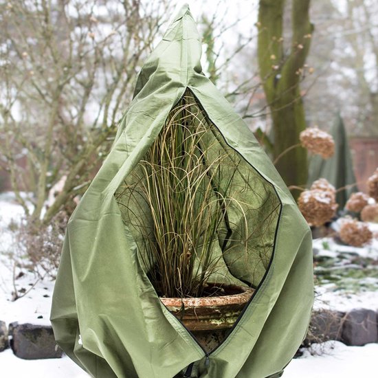 Groene plantenhoes over een pot met gras in de sneeuw.