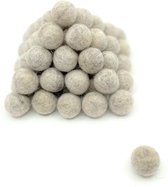 MooiVilt - viltballetjes - 30 stuks - naturel wit - 2,2cm - hobby - wolvilt - handwerk - wolkralen - handgemaakt - creatief - Fairtrade