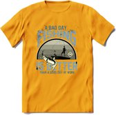 A Bad Day Fishing - Vissen T-Shirt | Grijs | Grappig Verjaardag Vis Hobby Cadeau Shirt | Dames - Heren - Unisex | Tshirt Hengelsport Kleding Kado - Geel - S