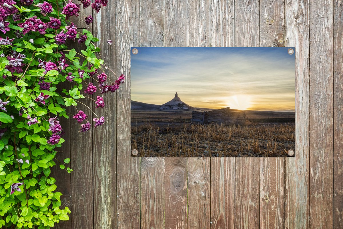 Tuinposters buiten Zonsondergang bij een natuurlijke formatie in Nebraska - 90x60 cm - Tuindoek