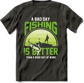 A Bad Day Fishing - Vissen T-Shirt | Groen | Grappig Verjaardag Vis Hobby Cadeau Shirt | Dames - Heren - Unisex | Tshirt Hengelsport Kleding Kado - Donker Grijs - 3XL