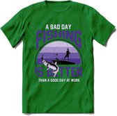 A Bad Day Fishing - Vissen T-Shirt | Paars | Grappig Verjaardag Vis Hobby Cadeau Shirt | Dames - Heren - Unisex | Tshirt Hengelsport Kleding Kado - Donker Groen - M