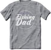 Fishing Dad - Vissen T-Shirt | Paars | Grappig Verjaardag Vis Hobby Cadeau Shirt | Dames - Heren - Unisex | Tshirt Hengelsport Kleding Kado - Donker Grijs - Gemaleerd - L